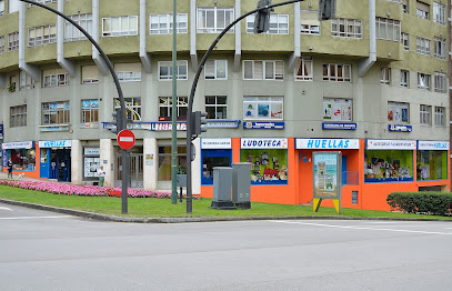 Foto Huellas - Tienda especializada, Clínica Veterinaria y Peluquería